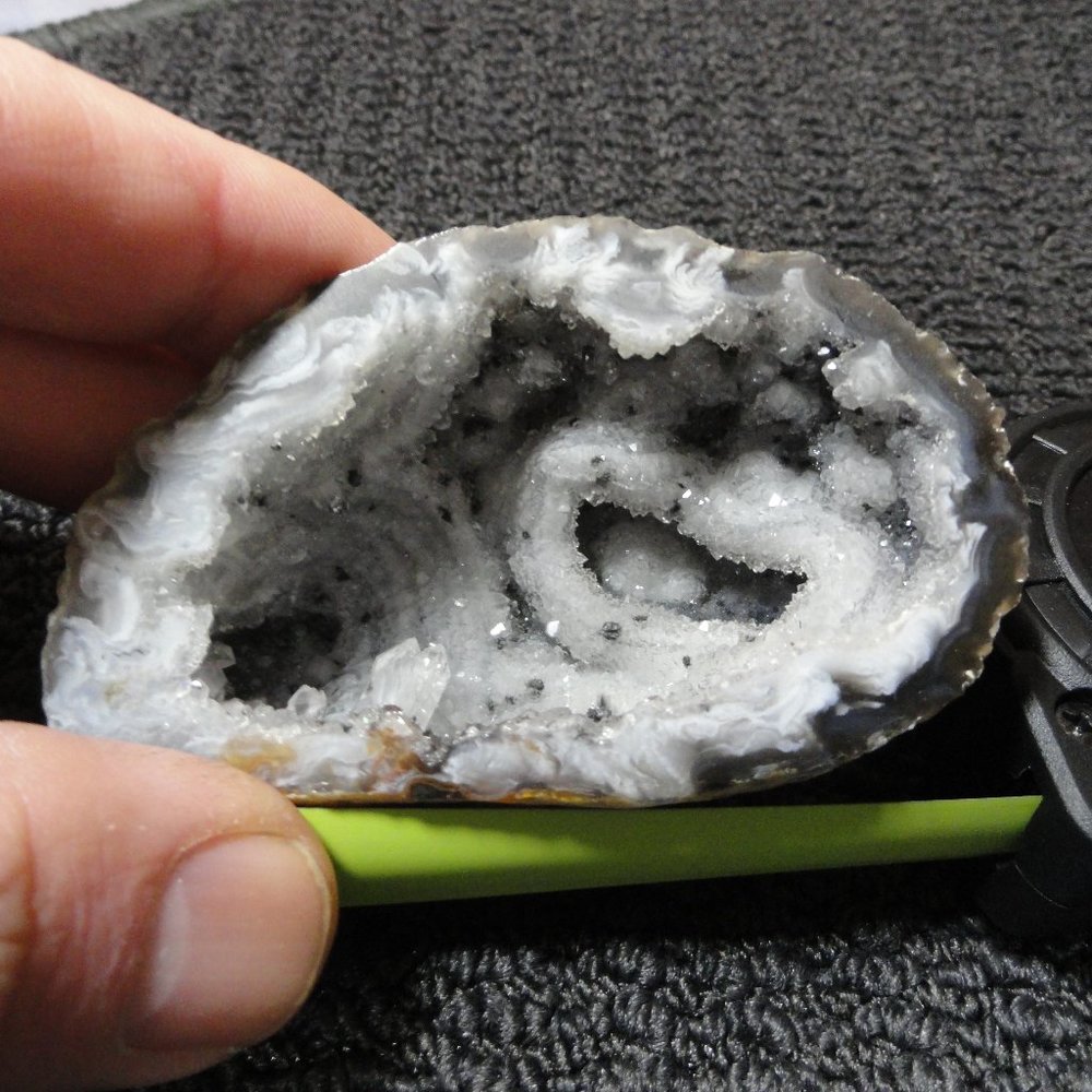 Natural Agate 1/2 Geode~3x2"tall~Crystal ~Reiki~Apothecary~Wiccan - Picture 4 of 4